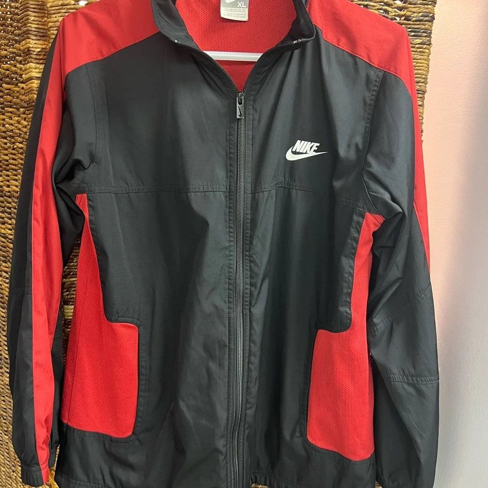 Nike-‎ Black/Red Windbreaker, Youth XL (18/20)